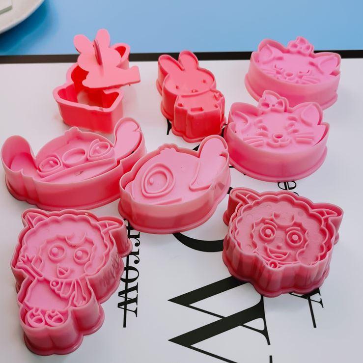 2pcs Cookie Cutters Cartoon Plunger Cookie Stamps Biscuit Fondant Cutters Kitchen Baking Tools (1496L)